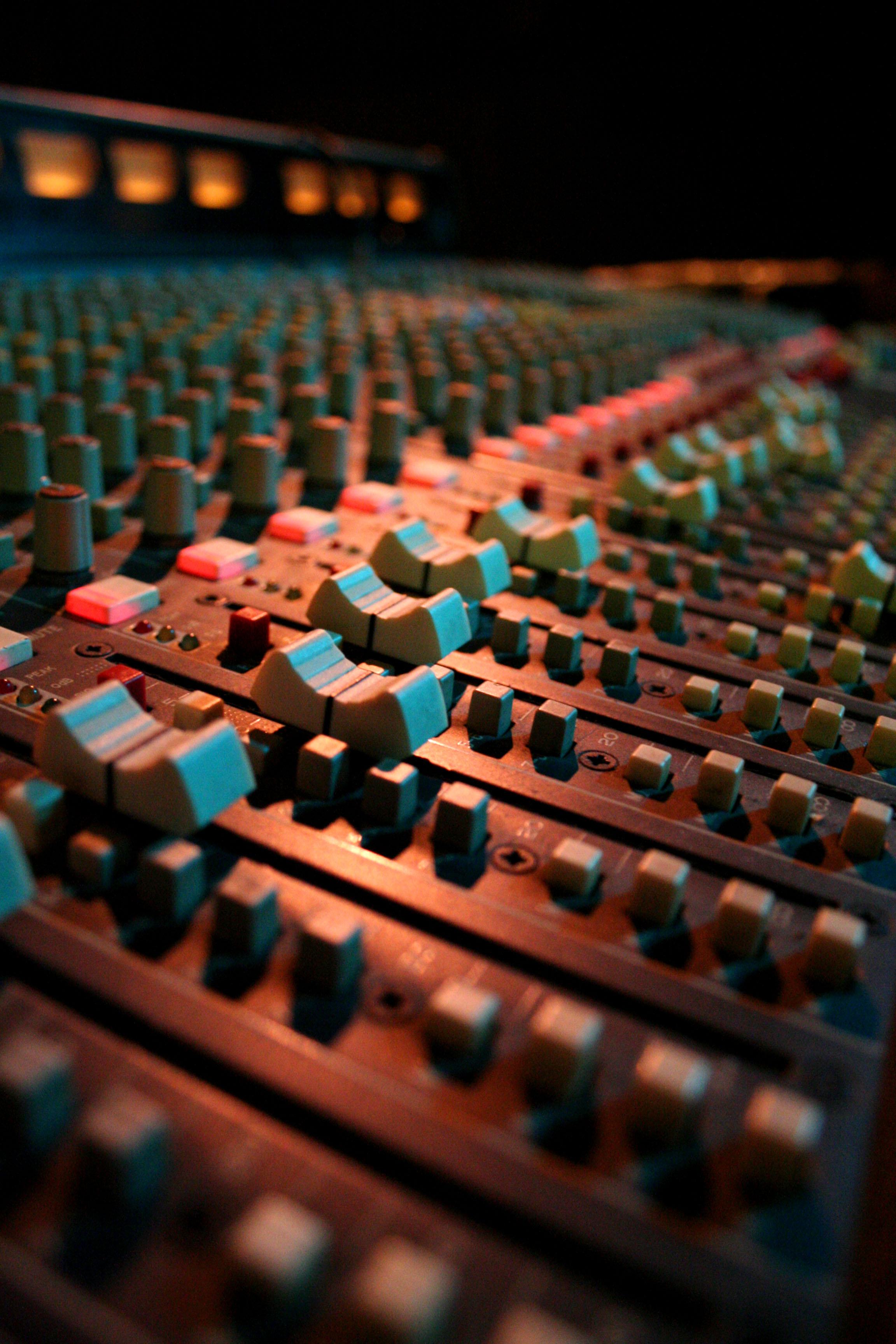 Faders on a mixing board. Foto: Biggerbyfar~commonswiki(Creative Commons Attribution-Share Alike 2.5 Generic)